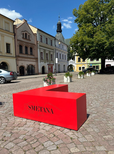 Sklolaminátový městský mobiliář