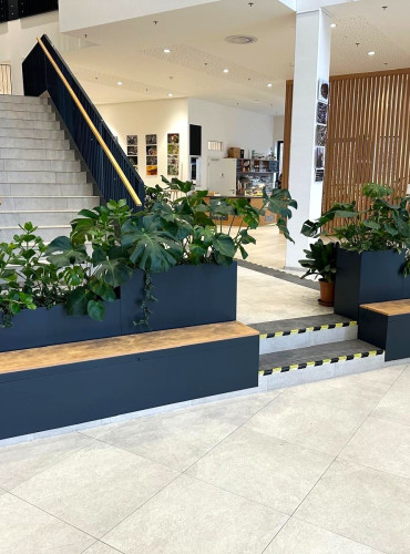 Interiérové květináče s výsadbou ve vstupní hale úřadu