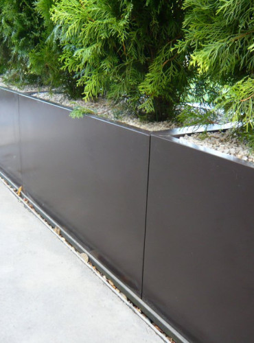 Velké květináče na terase